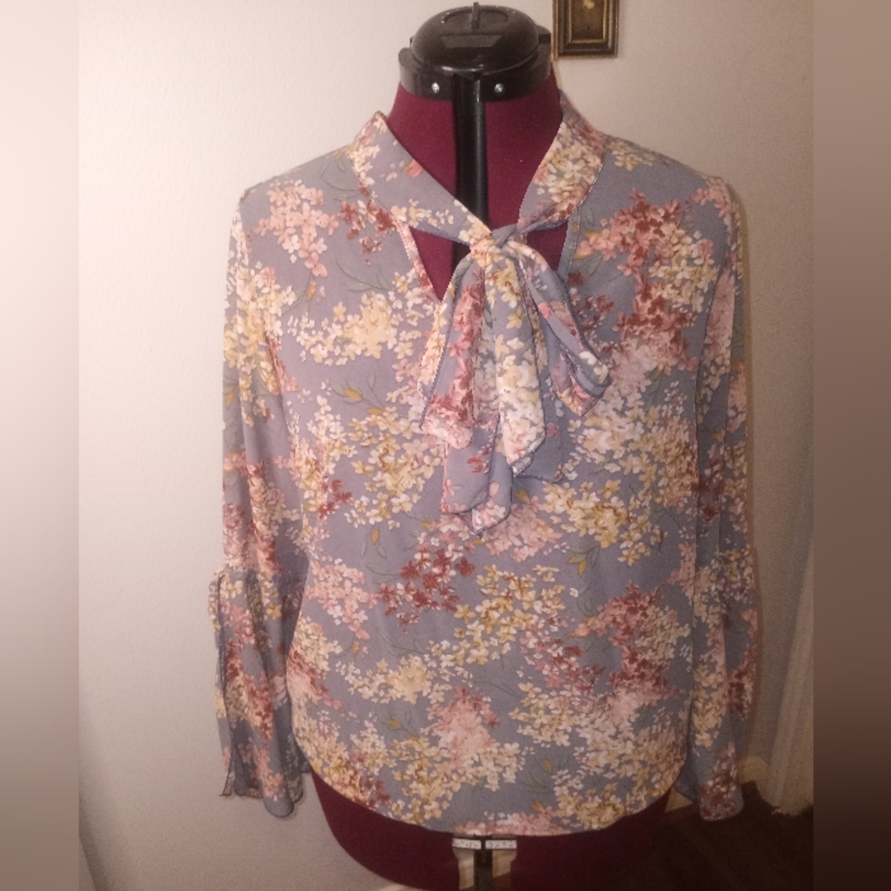 Full Circle Trend with love v neck blouse with bell sleeve size L